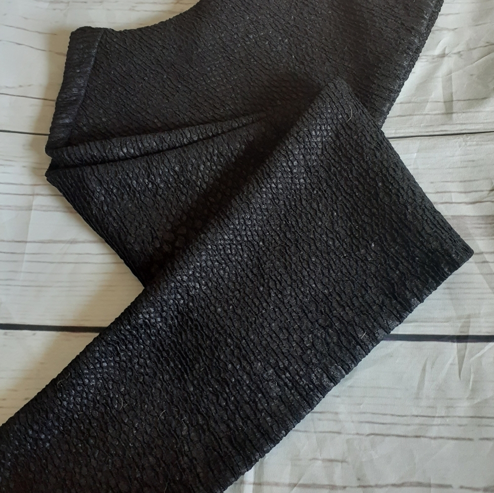 Black textured leggings